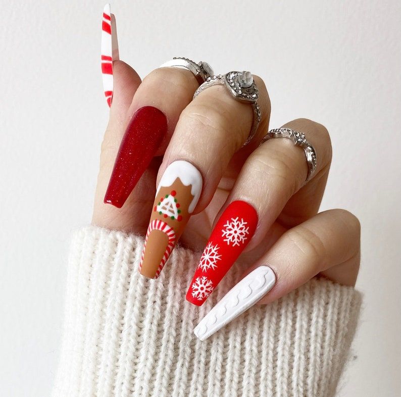 Червоний і білий Різдво свято нігті зі сніжинками і пряники