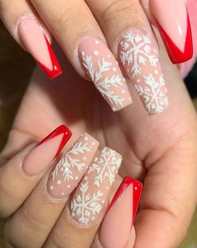 Гарні нігті-сніжинки з червоними французькими кінчиками