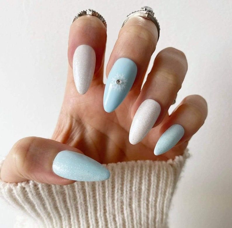 Білі та світло-блакитні зимові нігті зі сніжинками