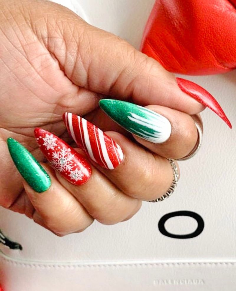 Милі білі, зелені та червоні різдвяні та святкові нігті