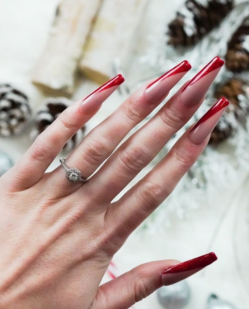 Прості нюдові та червоні французькі нігті на Різдво