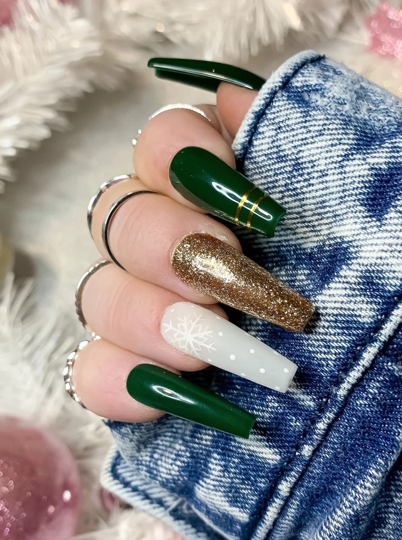 Довгі смарагдово-зелені різдвяні нігті з золотом