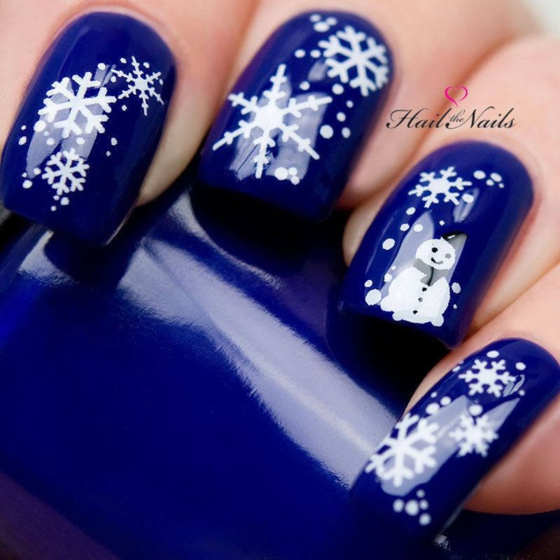 Милі короткі темно-сині зимові нігті зі сніговиком і сніжинками