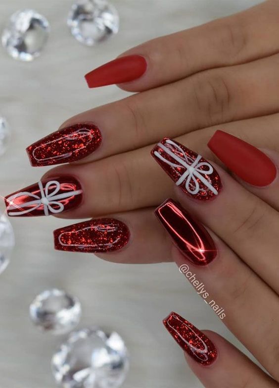 Металевий червоний різдвяний нейл-арт на акрилових нігтях-трунах