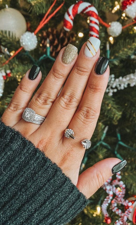 Короткі різдвяні нігті з зеленим, білим і золотим