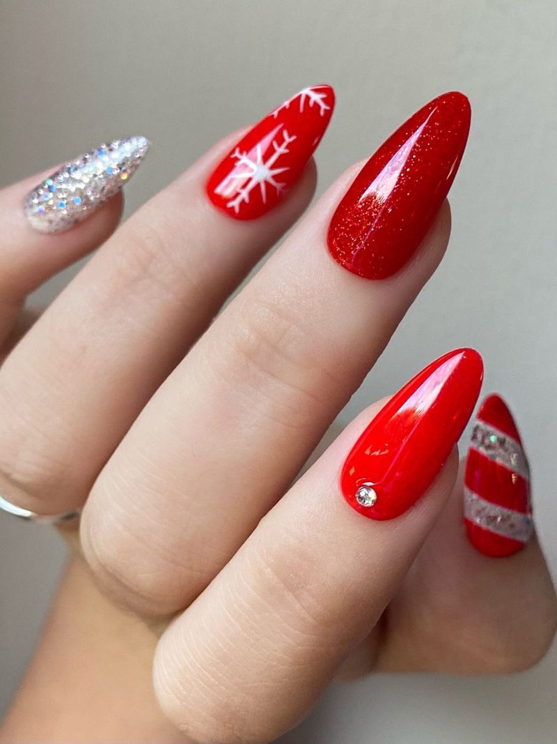 Червоні різдвяні нігті зі сріблястим блиском