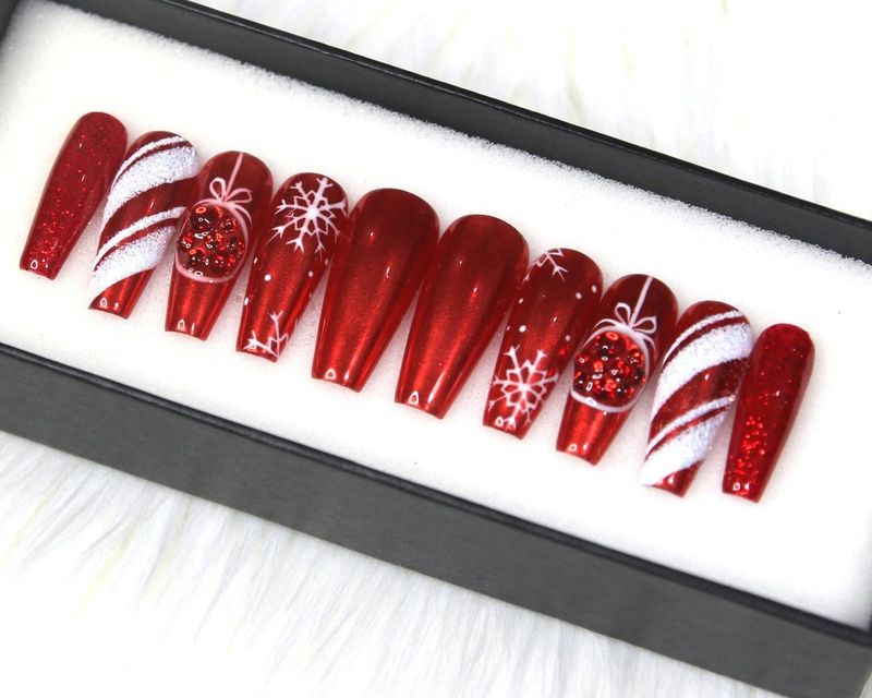 Класичні біло-червоні різдвяні свята нігтів з цукерки нейл-арт