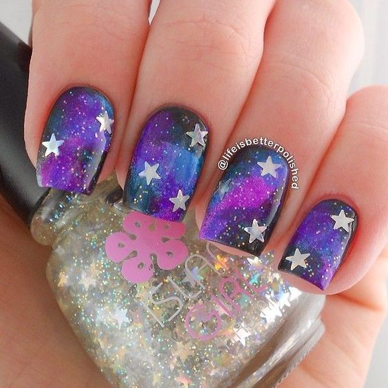 Uskarpe og lilla galaksegler med sølvstjernedekaler