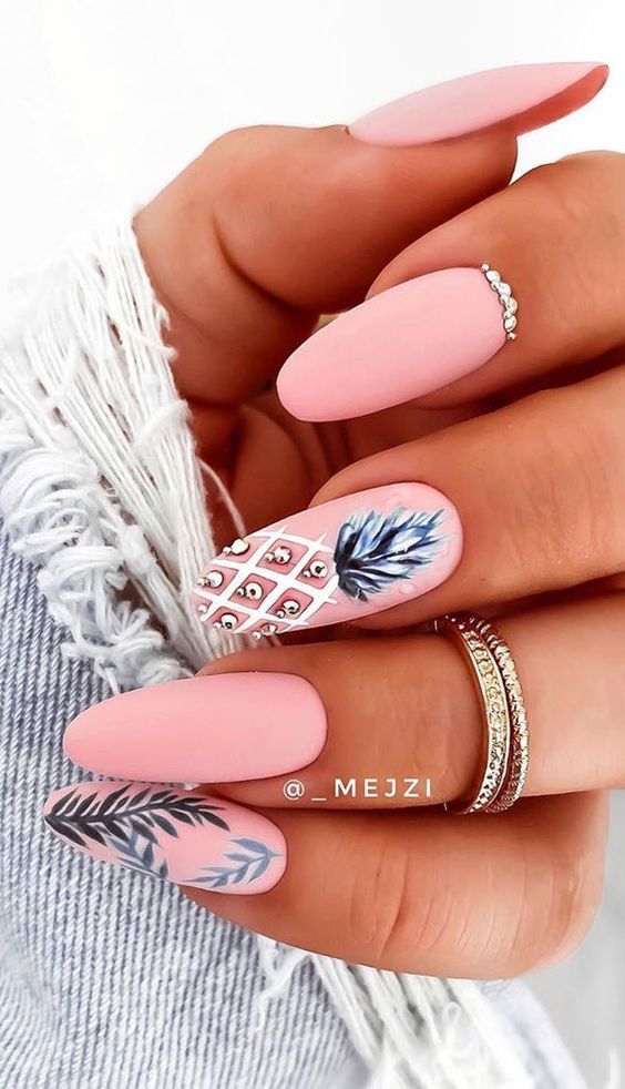 Ružičasti slatki ljetni nokti s umjetnošću noktiju od ananasa