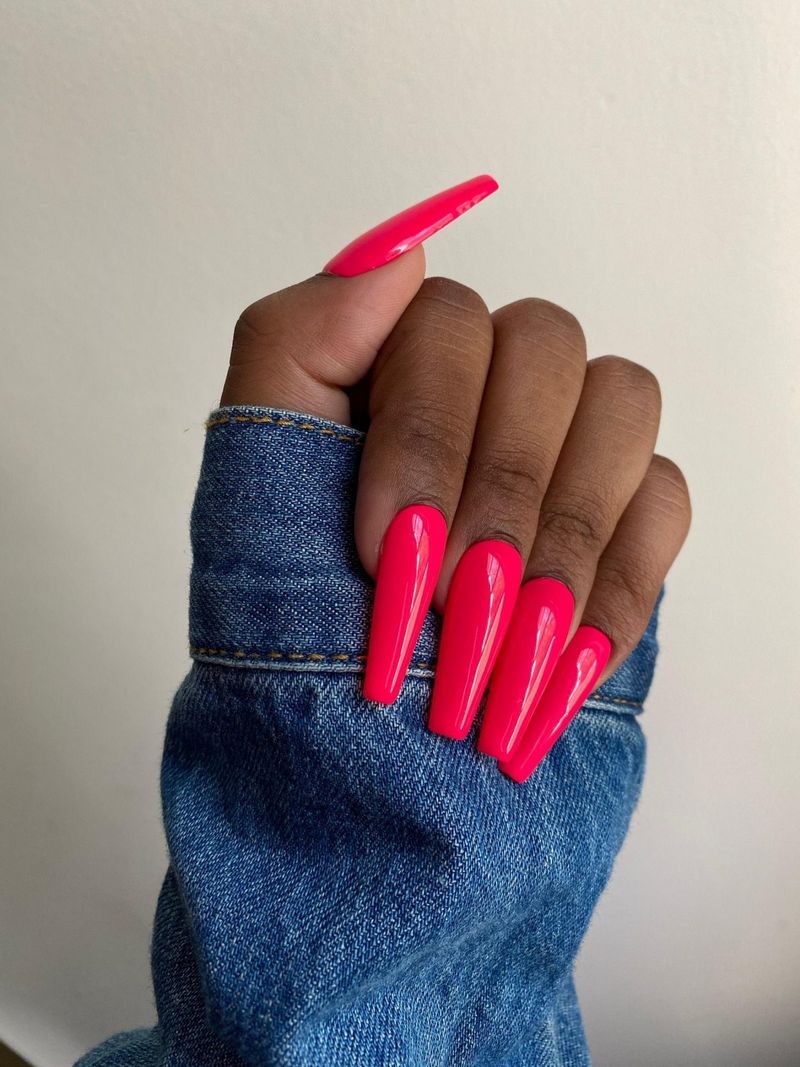 Neonski ružičasti ljetni nokti za lijes