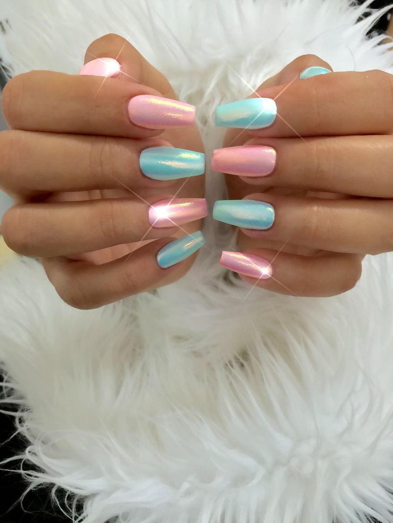Plavi i ružičasti ljetni dizajn noktiju