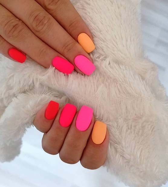 Svijetlo ružičasti i narančasti ljetni nokti