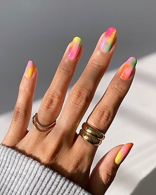 Slatki ljetni nokti s vezanom bojom noktiju