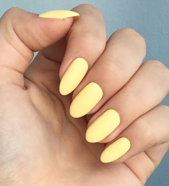 Slatki pastelno žuti ljetni nokti