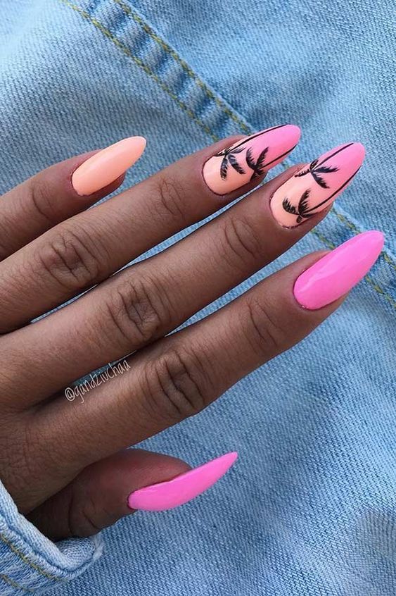 Pastelno narančasti i žarko ružičasti ljetni nokti s tropskom umjetnošću noktiju