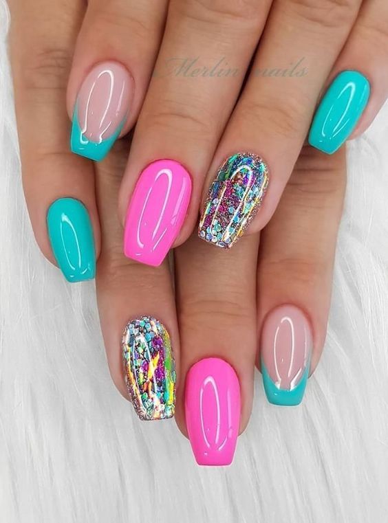 Slatki plavi i ružičasti ljetni nokti - svijetli ljetni nokti