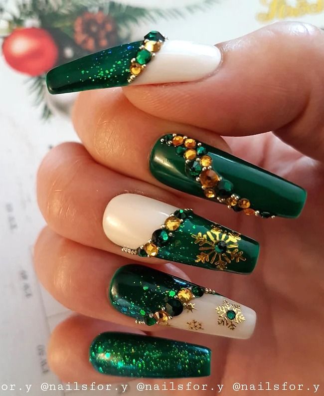 Ongles inspirés du sapin de Noël vert émeraude avec de l