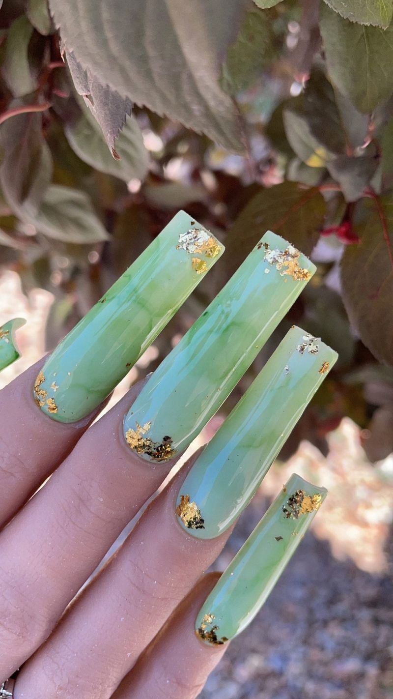 Mramorno zeleni suženi četvrtasti nokti sa zlatnim pahuljicama