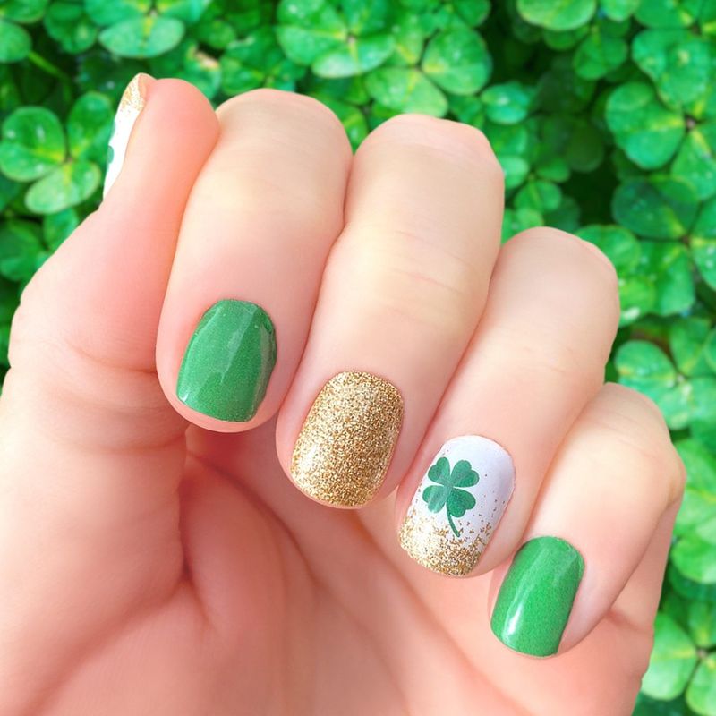 Kurze weiße, grüne und goldene Nägel zum St. Patricks Day