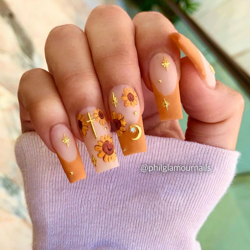 Narančasti suncokretovi nokti sa zlatnim naljepnicama