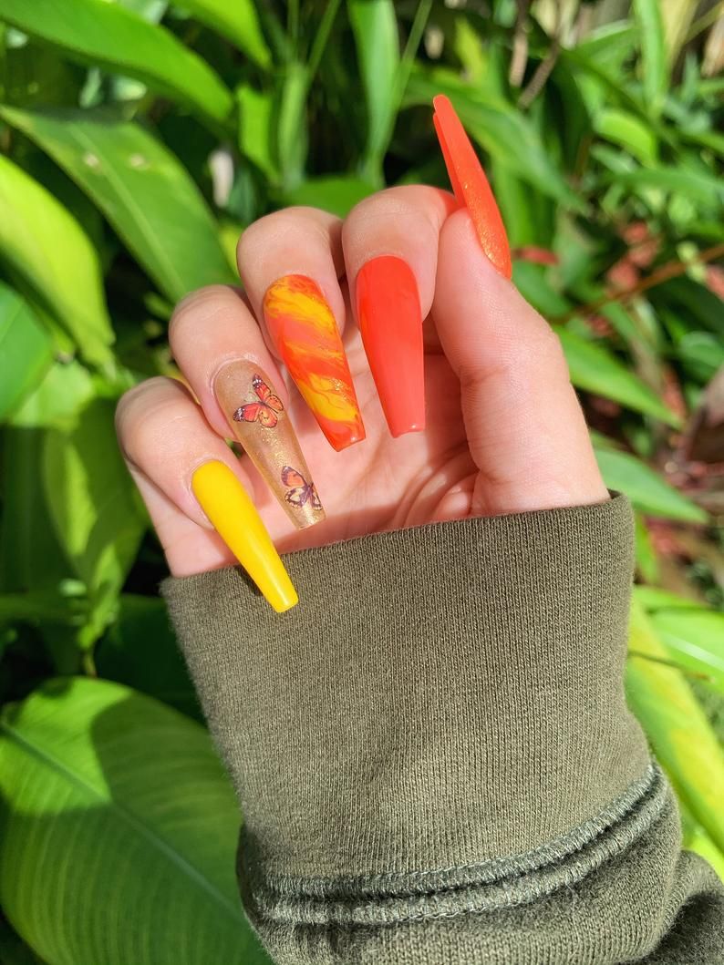 Žuti i narančasti nokti s leptirima