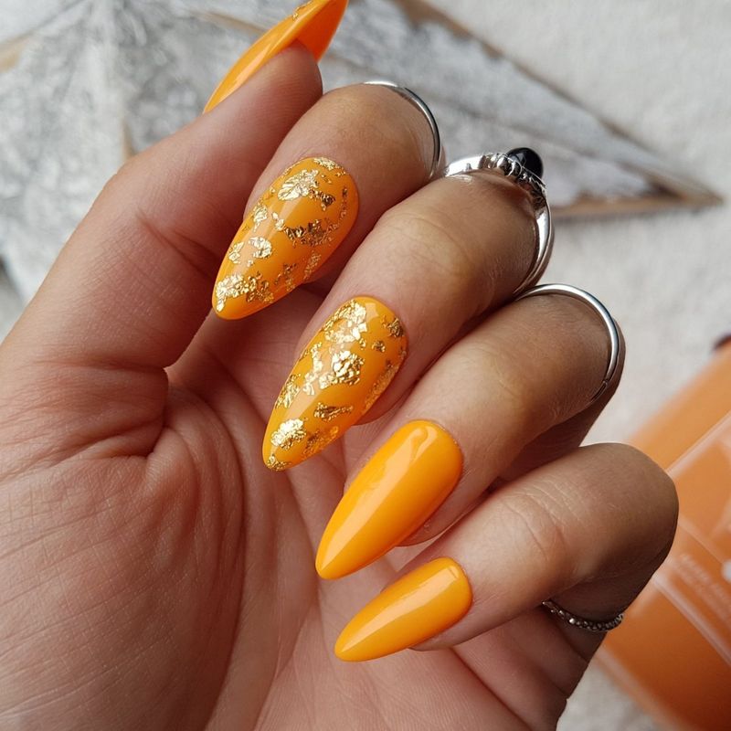 Narančasti nokti od mrkve sa zlatnom folijom