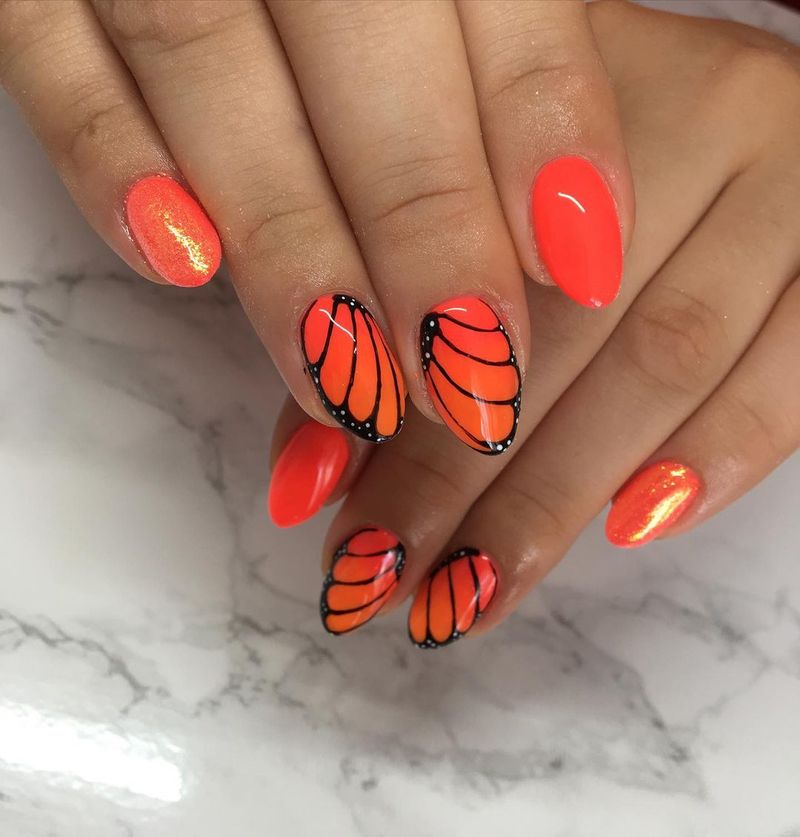 Narančasti nokti s krilima leptira sa svjetlucavima
