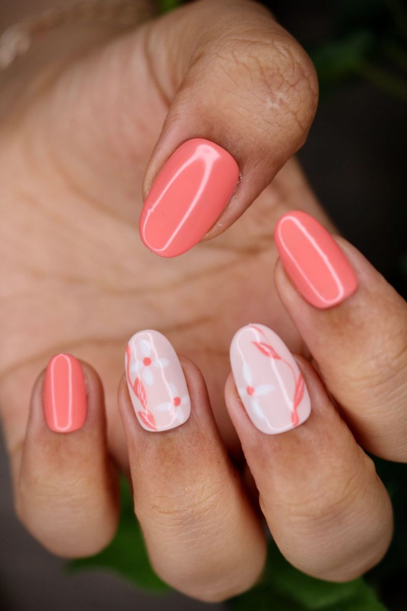 Kratki nokti s ružičastim i koraljnim cvijetom