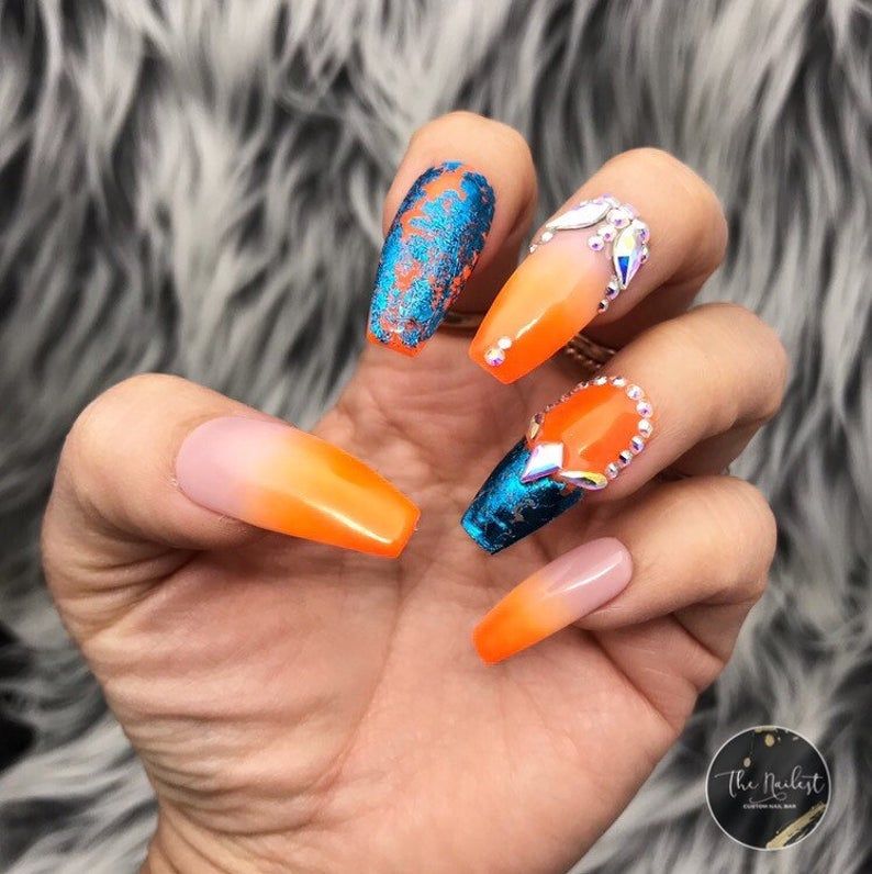 Narančasto-plavi ombre nokti s kamenčićima