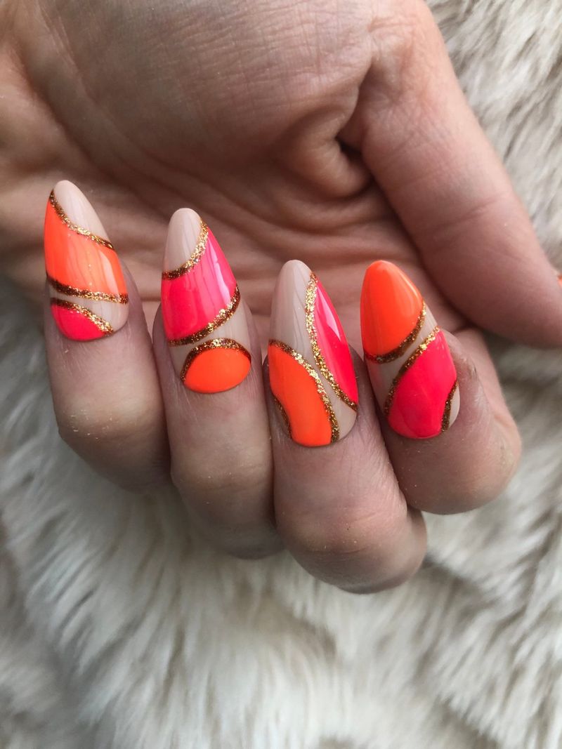 Neonski narančasti i zlatni apstraktni nokti