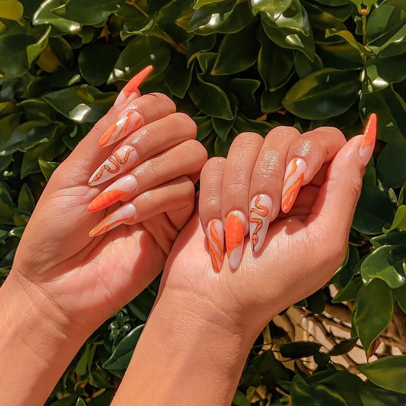Dizajn zmije za narančaste nokte