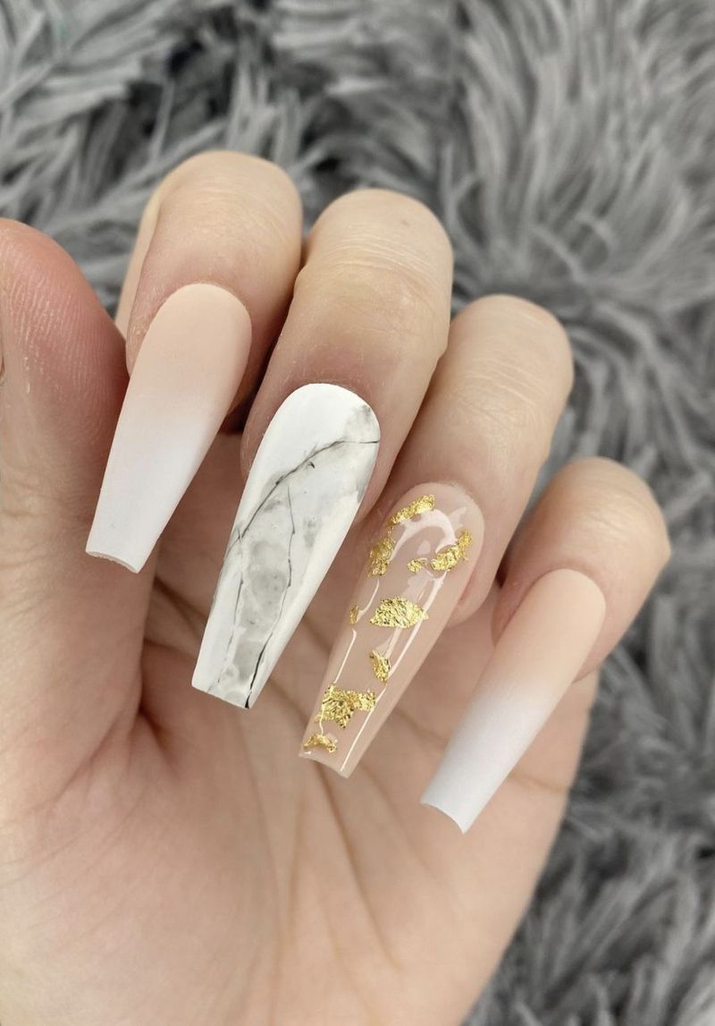 Рожево-білий дизайн нігтів Ombre із золотою фольгою