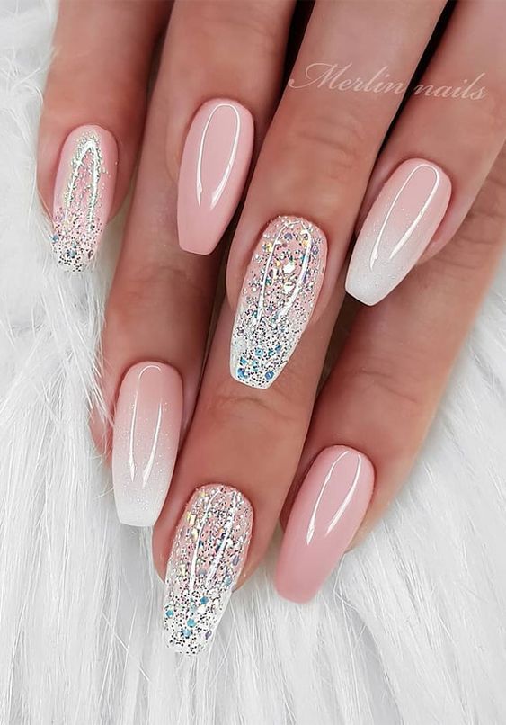 Ružičasti i bijeli Ombre nokti sa šljokicama Merlin Nails