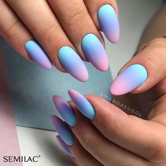 Ružičasti i plavi Ombre dizajn noktiju badem