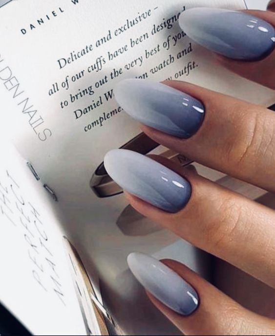 Темно-синій дизайн нігтів омбре мигдаль