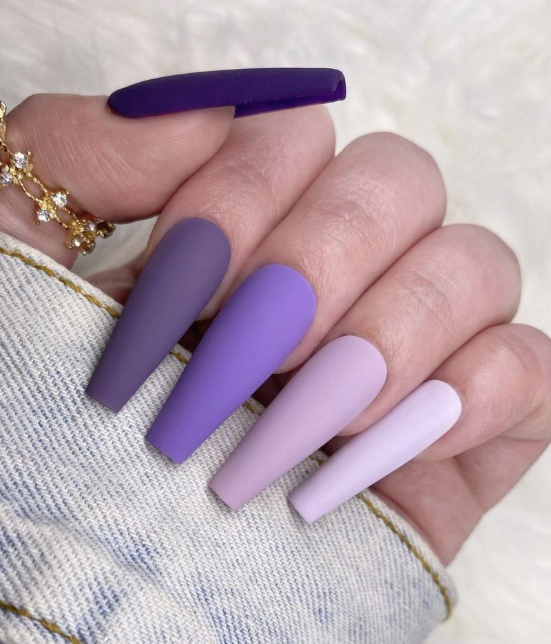 Фіолетові градієнтні нігті