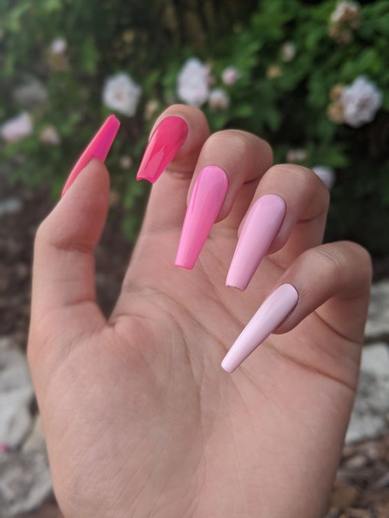 Akrilni ružičasti Ombre nokti sa svijetlo ružičastom, baby ružičastom i žarko ružičastom