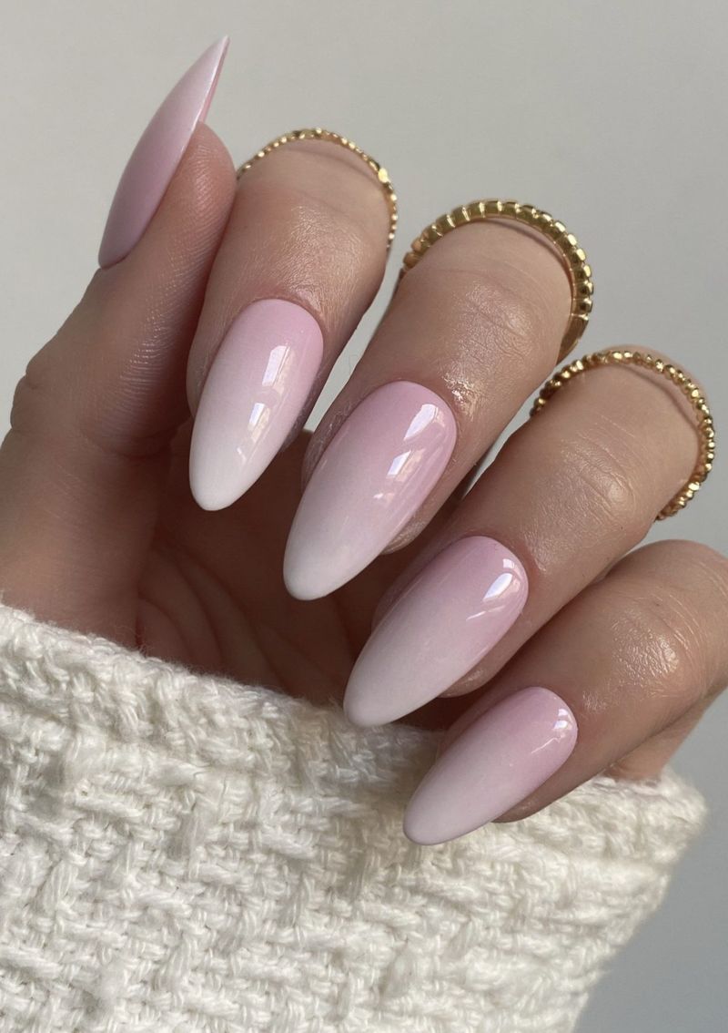 Bijeli i ružičasti francuski ombre nokti