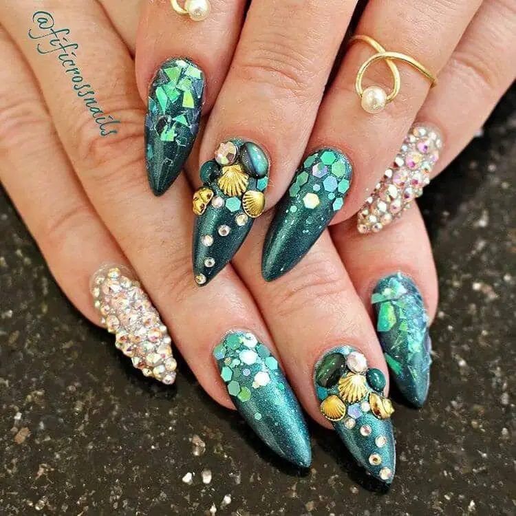 Plavo-zeleni nokti sirene s kamenčićima i školjkama