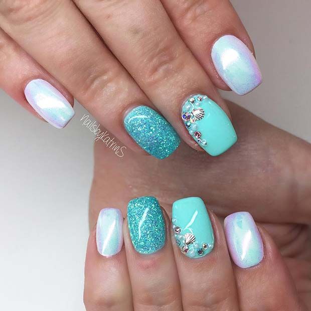 Korte lyseblå havfrue-negler med glitter