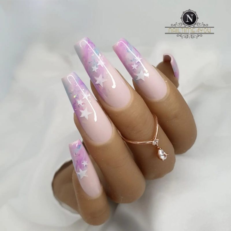 Slatki pastelno ružičasti maturalni nokti sa zvjezdicama
