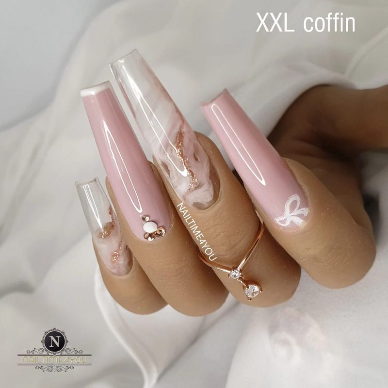 Svijetlo ružičasti mramorni maturalni nokti sa zlatnim šljokicama