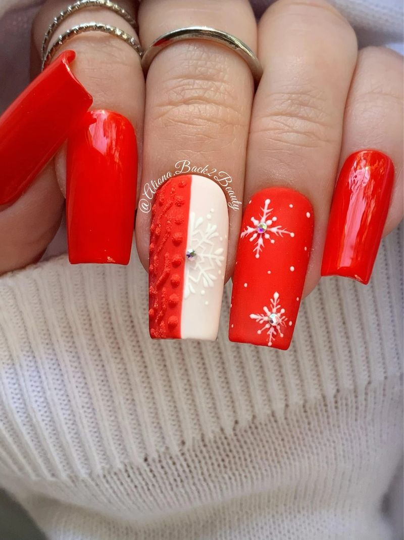 Червоне Різдво і зима нігті зі сніжинками