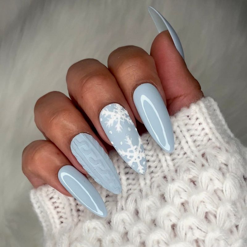 Світло-блакитні зимові нігті зі сніжинками