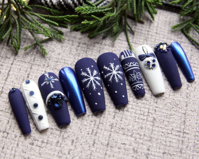 Білі та темно-сині зимові нігті зі сніжинкою нейл-арт