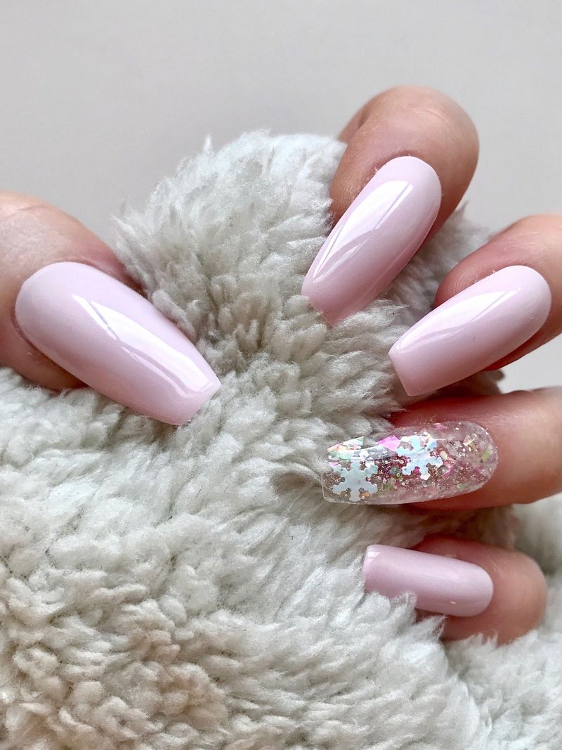 Світло-рожеві сніжинки зимові нігті