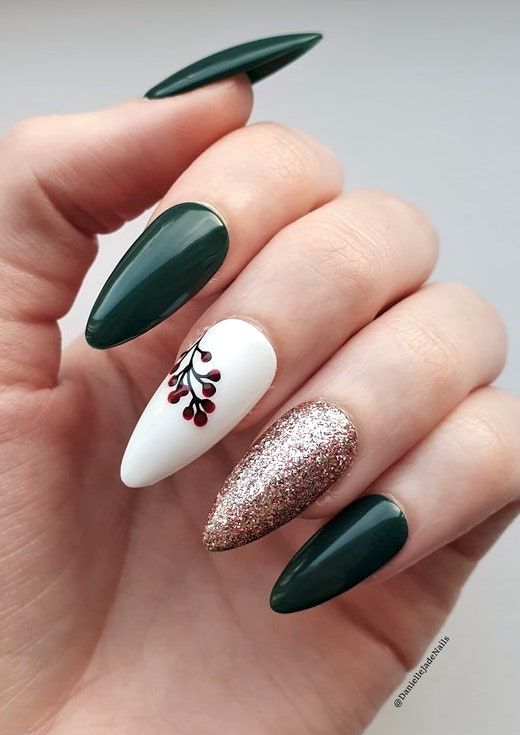 Милі смарагдово-зелені зимові нігті з білим і золотим блиском