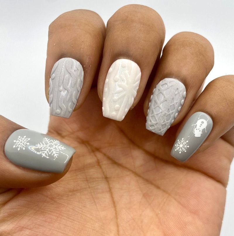 Матовий біло-сірий кабельний трикотаж Зимові нігті зі сніжинками