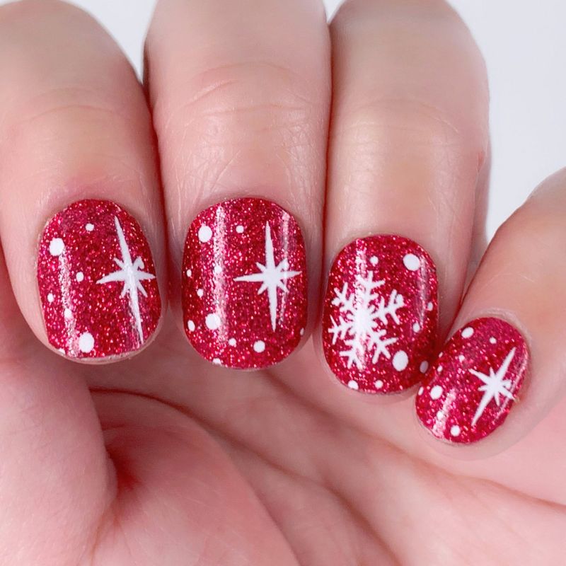 Милі короткі червоні блискучі різдвяні нігті зі сніжинками