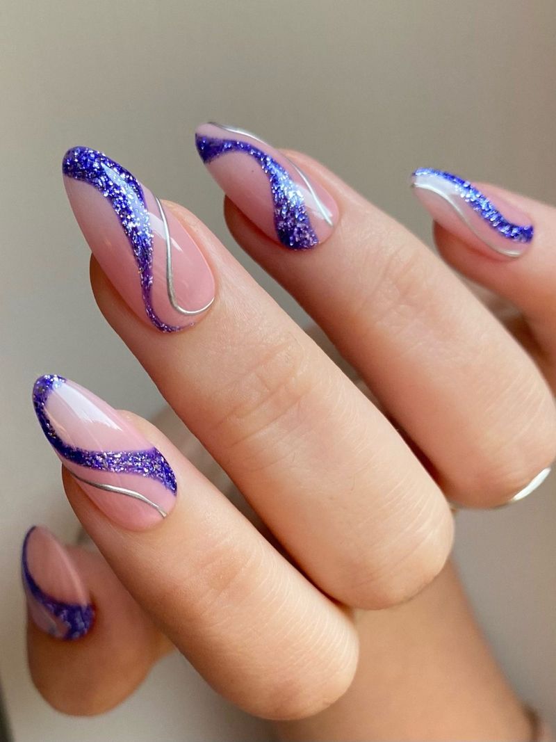 Милі абстрактні фіолетові вихрові нігті з блиском